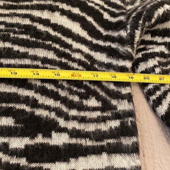 Aqua black and white zebra pattern sweater. Size Xs - Picture 8 of 8